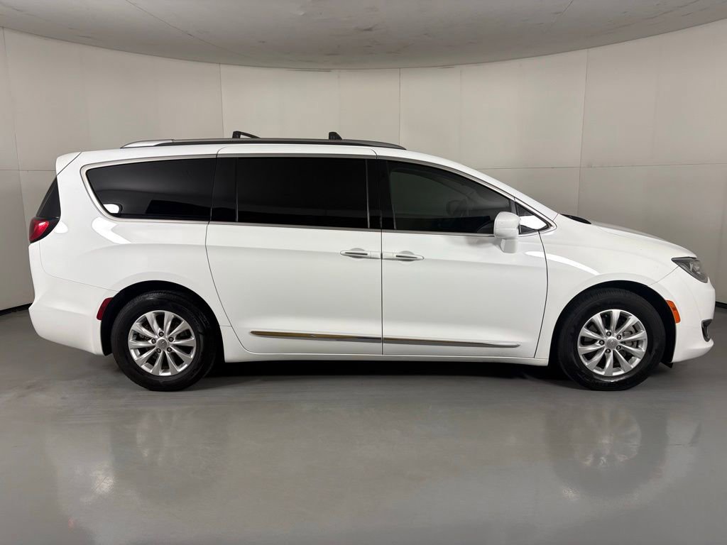Used 2019 Chrysler Pacifica Touring-L image 9