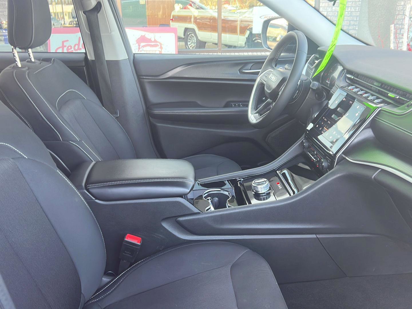 Used 2023 Jeep Grand Cherokee Laredo image 16