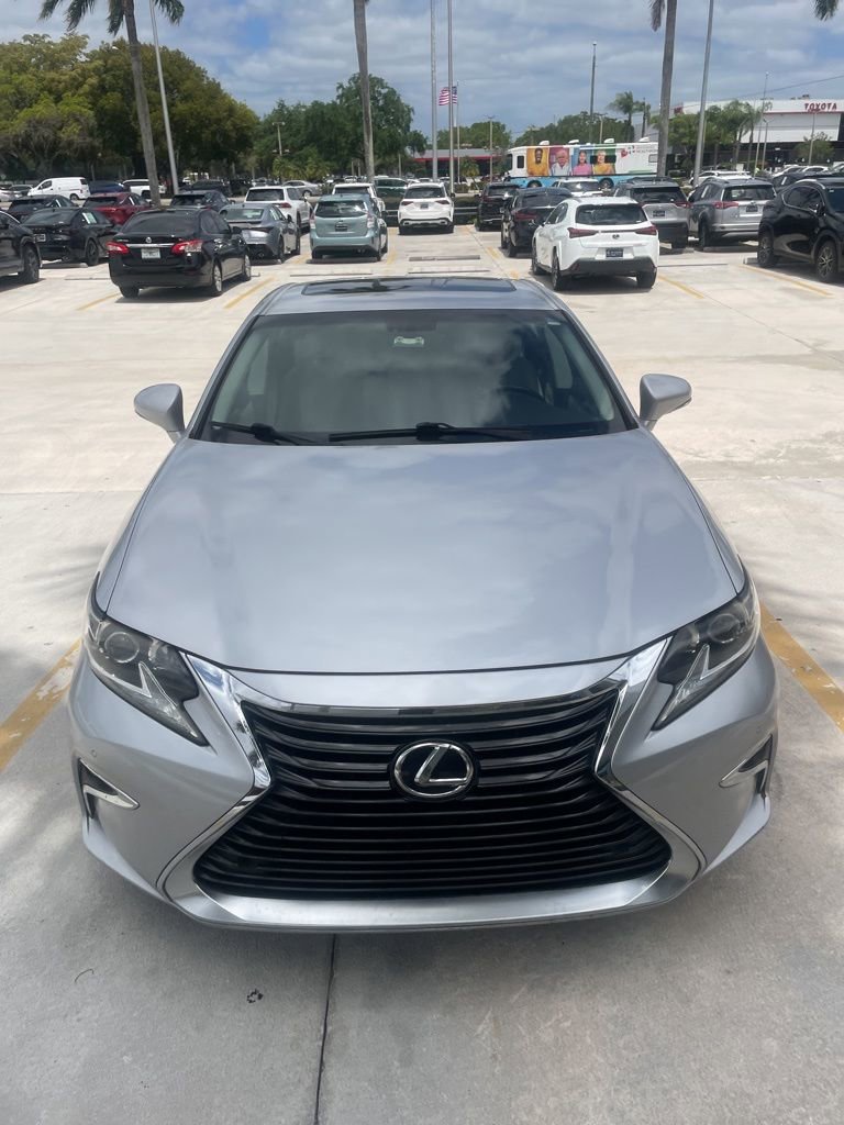 Used 2016 Lexus ES 350 w/ Premium Package w/Wood Trim FWD image 4