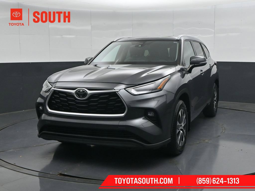 Used 2022 Toyota Highlander XLE AWD/4WD image 5