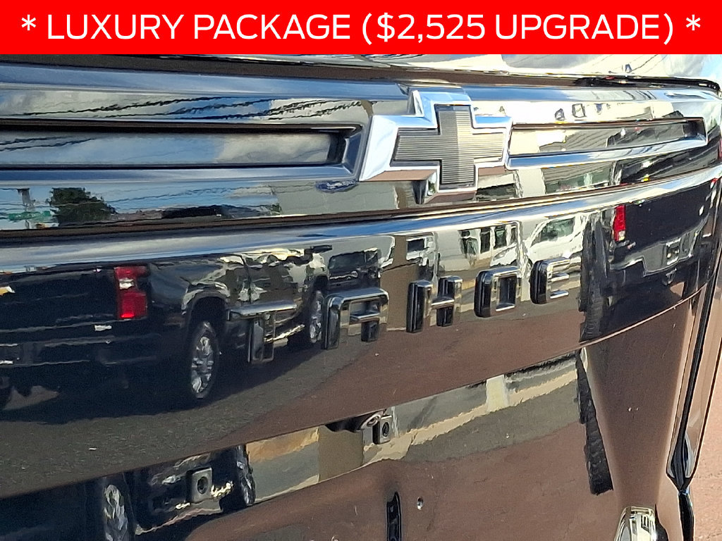 Used 2023 Chevrolet Tahoe Z71 w/ Luxury Package AWD/4WD image 28