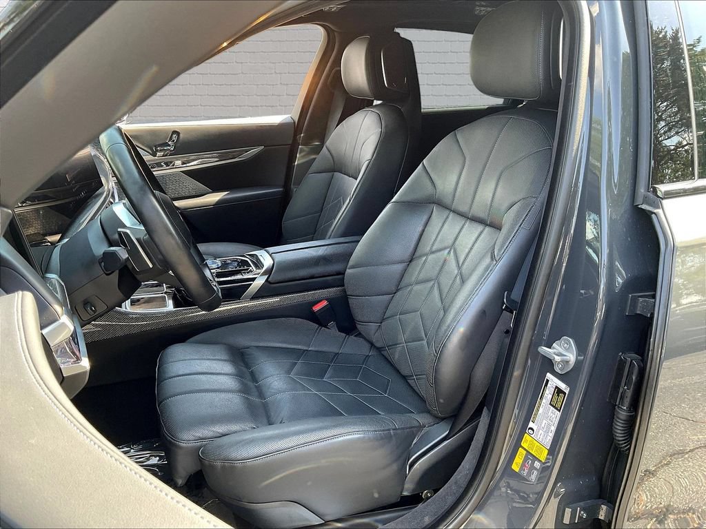 Used 2023 BMW i7 xDrive60 w/ Executive Package 2 AWD/4WD image 19