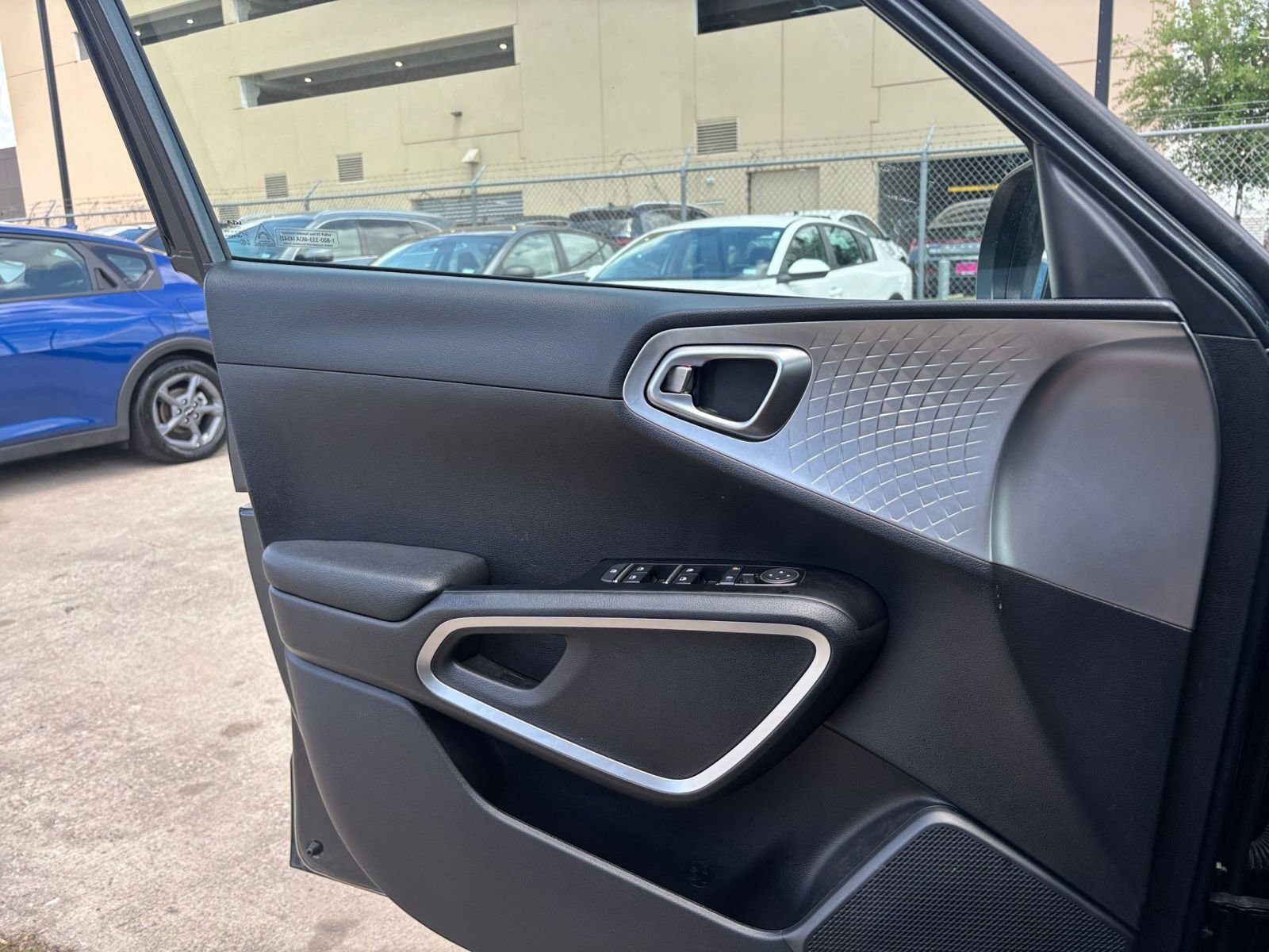 Used 2025 Kia Soul LX w/ LX Technology Package FWD image 18