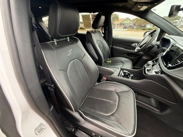 Used 2025 Chrysler Pacifica Limited image 12
