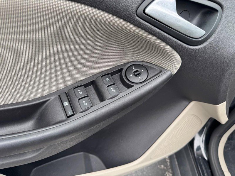 Used 2014 Ford Focus SE FWD image 14
