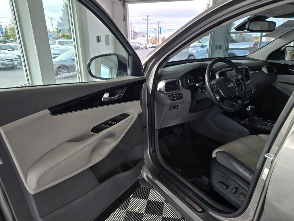 Used 2019 Kia Sorento SX image 19