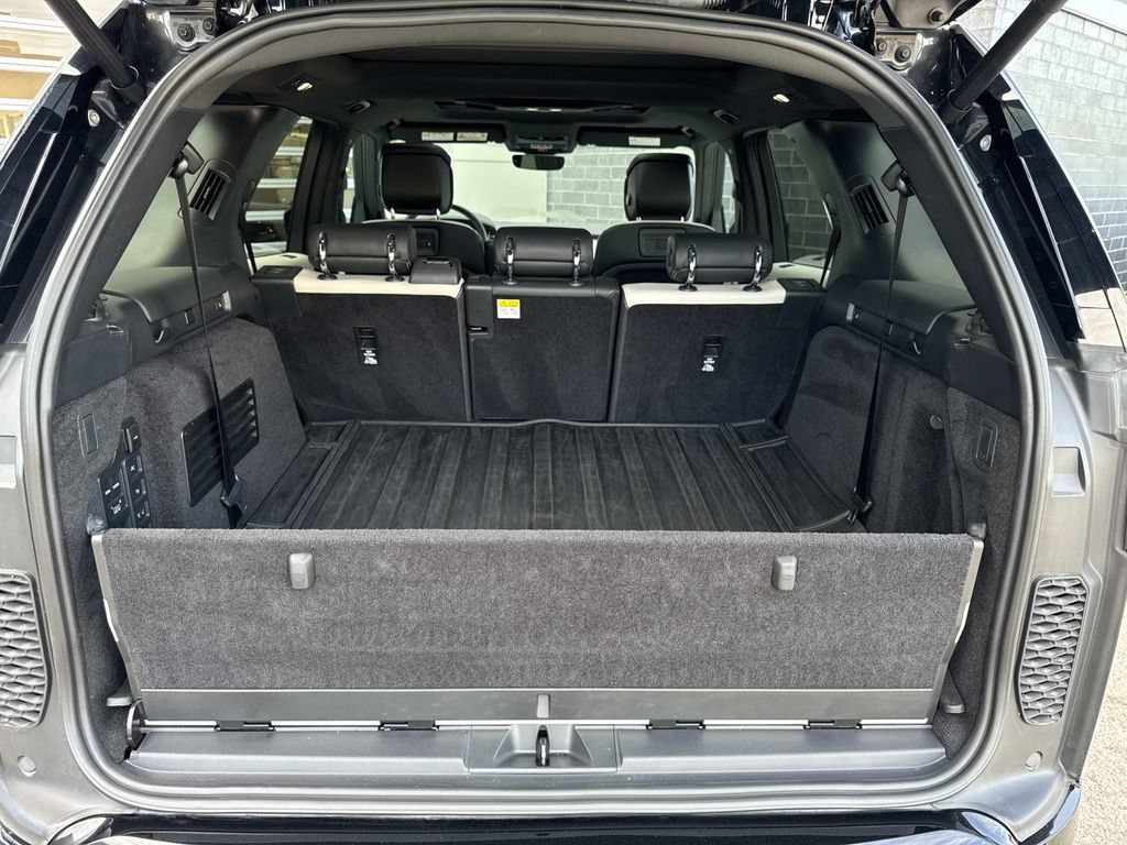 Certified 2024 Land Rover Discovery Dynamic SE AWD/4WD image 6