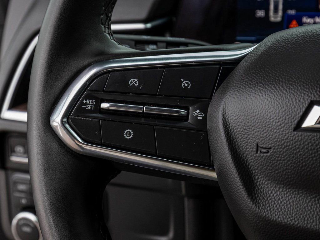 Used 2025 Chevrolet Suburban Z71 image 24