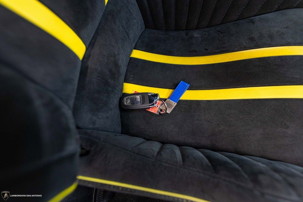 Used 2022 Lamborghini Huracan STO image 27