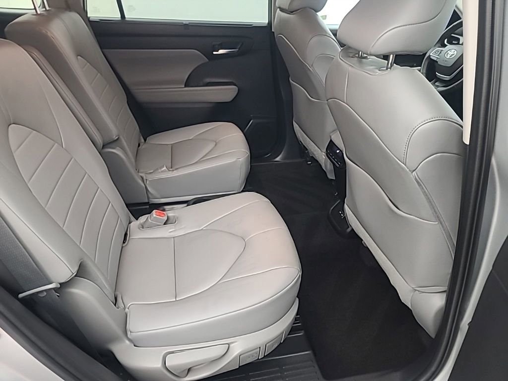 Used 2023 Toyota Highlander XLE image 15