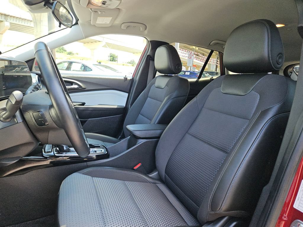 Used 2025 Chevrolet Trax LT w/ LT Convenience Package FWD image 16
