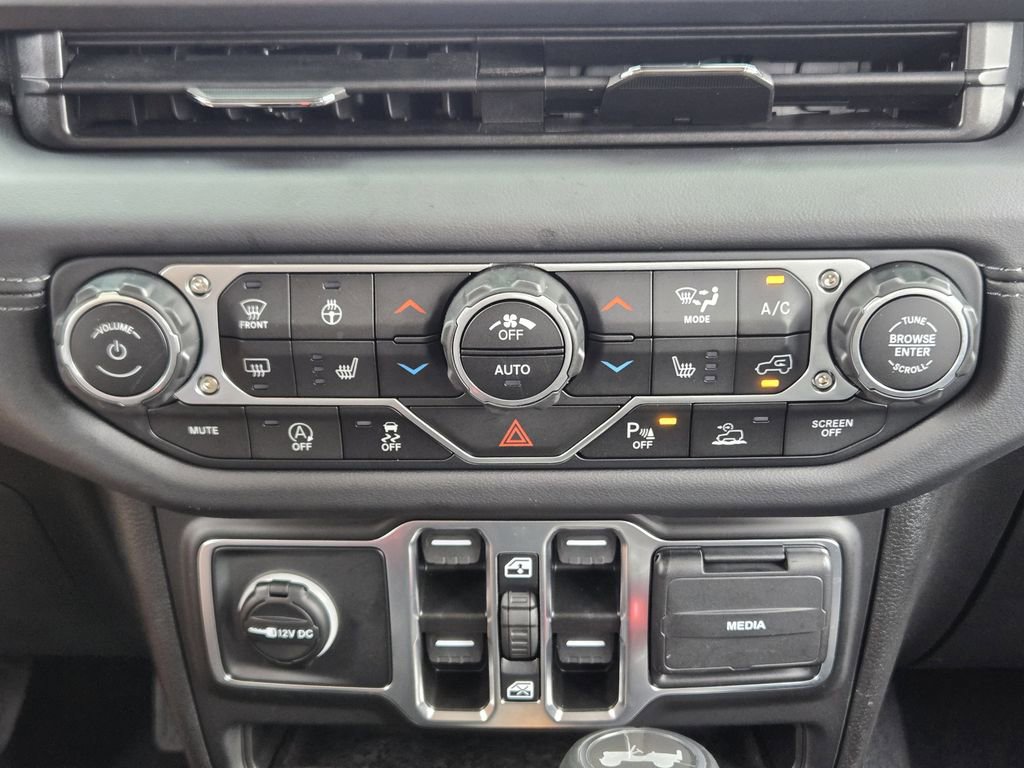 Used 2025 Jeep Wrangler Unlimited Sahara AWD/4WD image 24