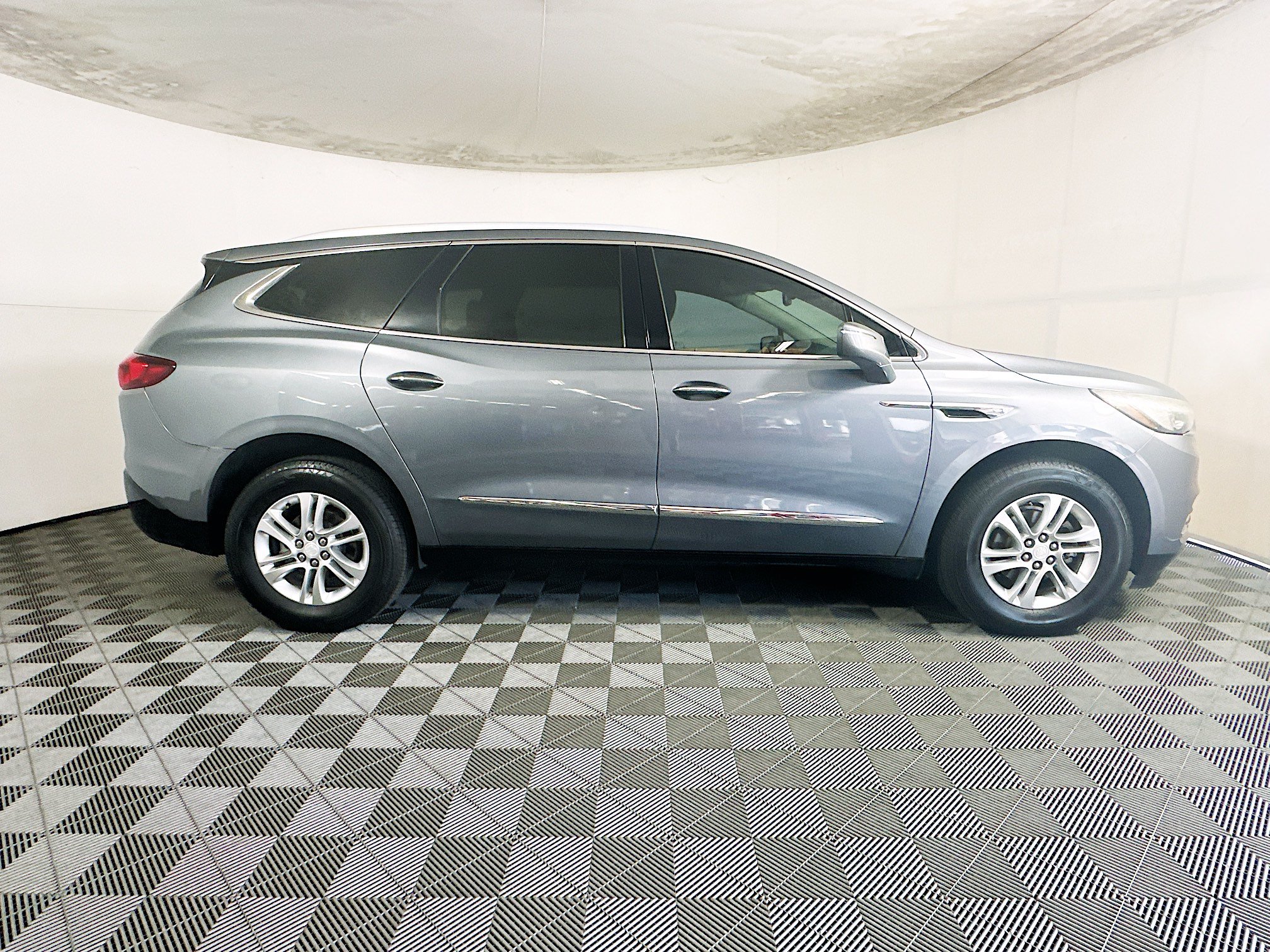 Used 2018 Buick Enclave Essence FWD image 2