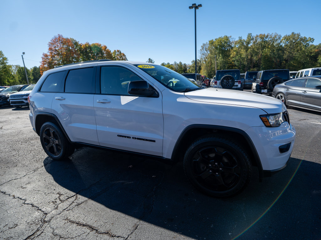 Used 2019 Jeep Grand Cherokee Laredo AWD/4WD image 5