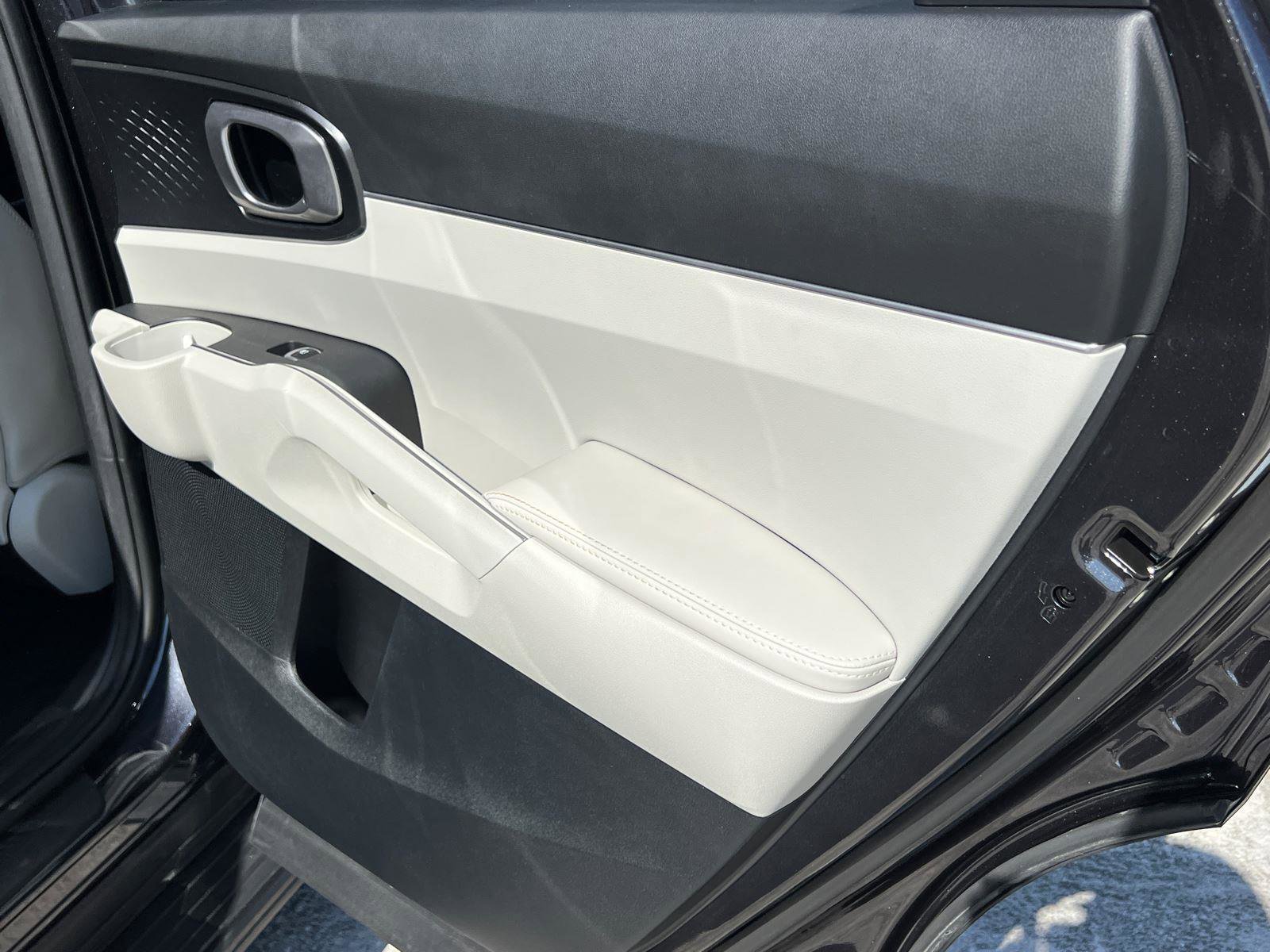 Used 2025 Kia Sorento S w/ Panoramic Sunroof Package image 16