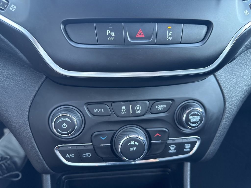 Used 2021 Jeep Cherokee Latitude Lux FWD image 22