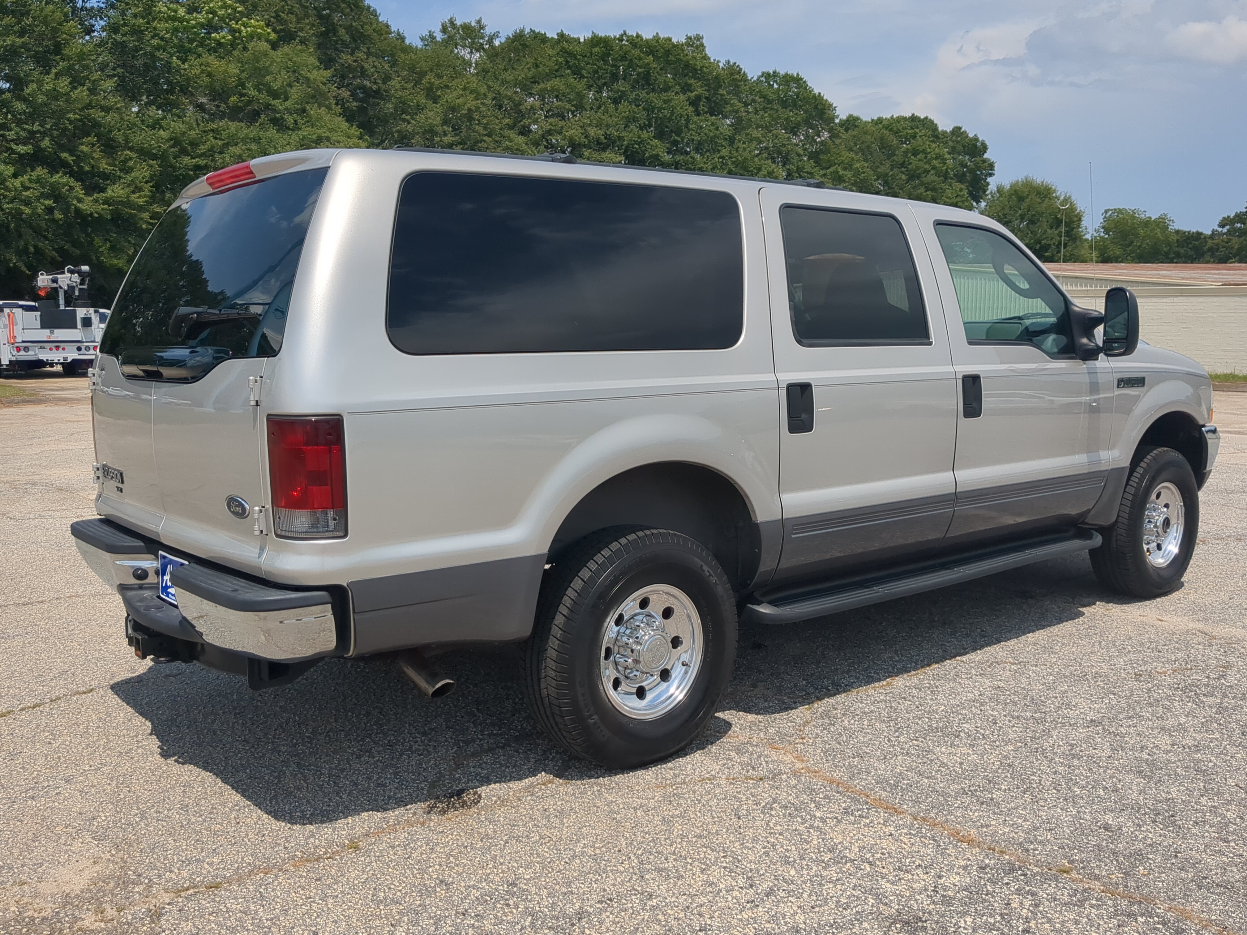 Used 2004 Ford Excursion XLT AWD/4WD image 3