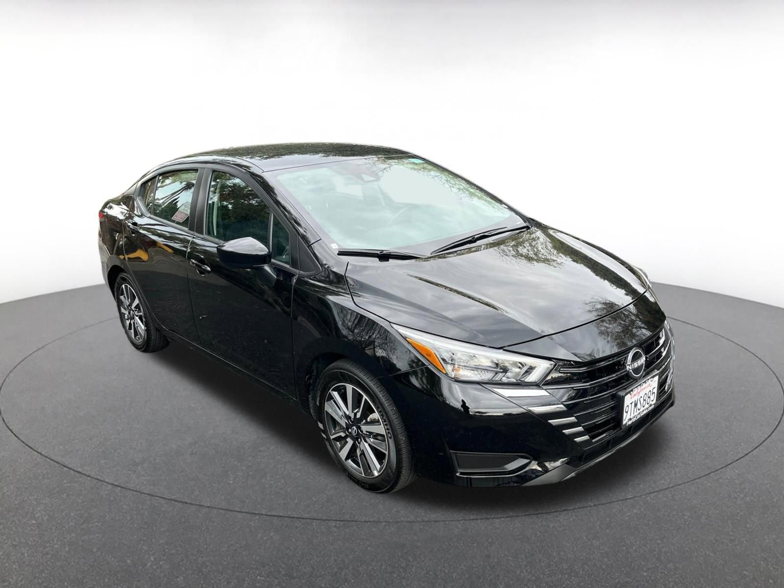 Used 2025 Nissan Versa SV image 1