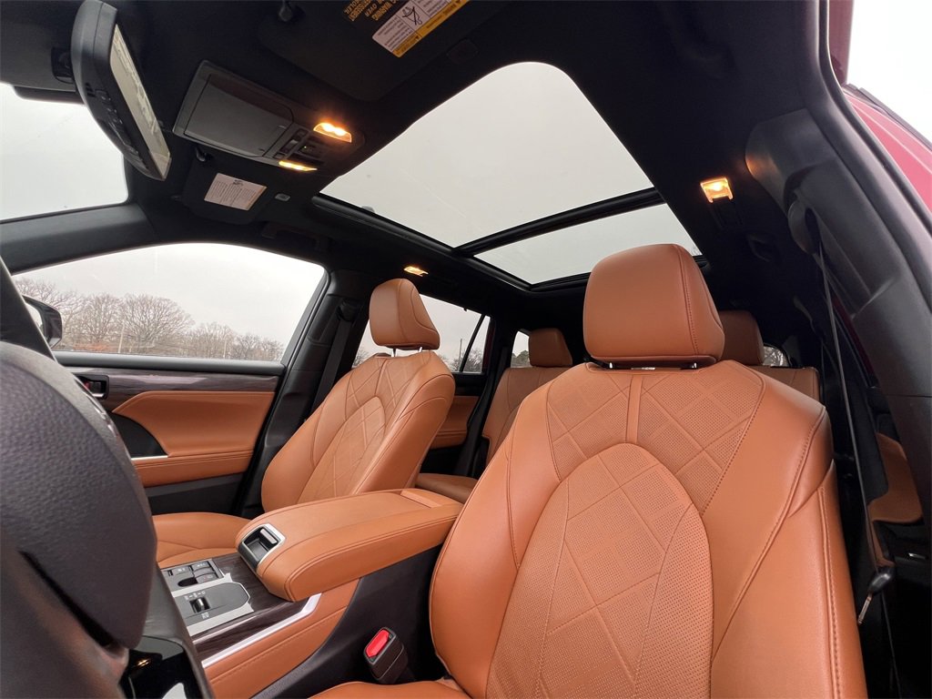 Used 2024 Toyota Highlander Platinum image 28