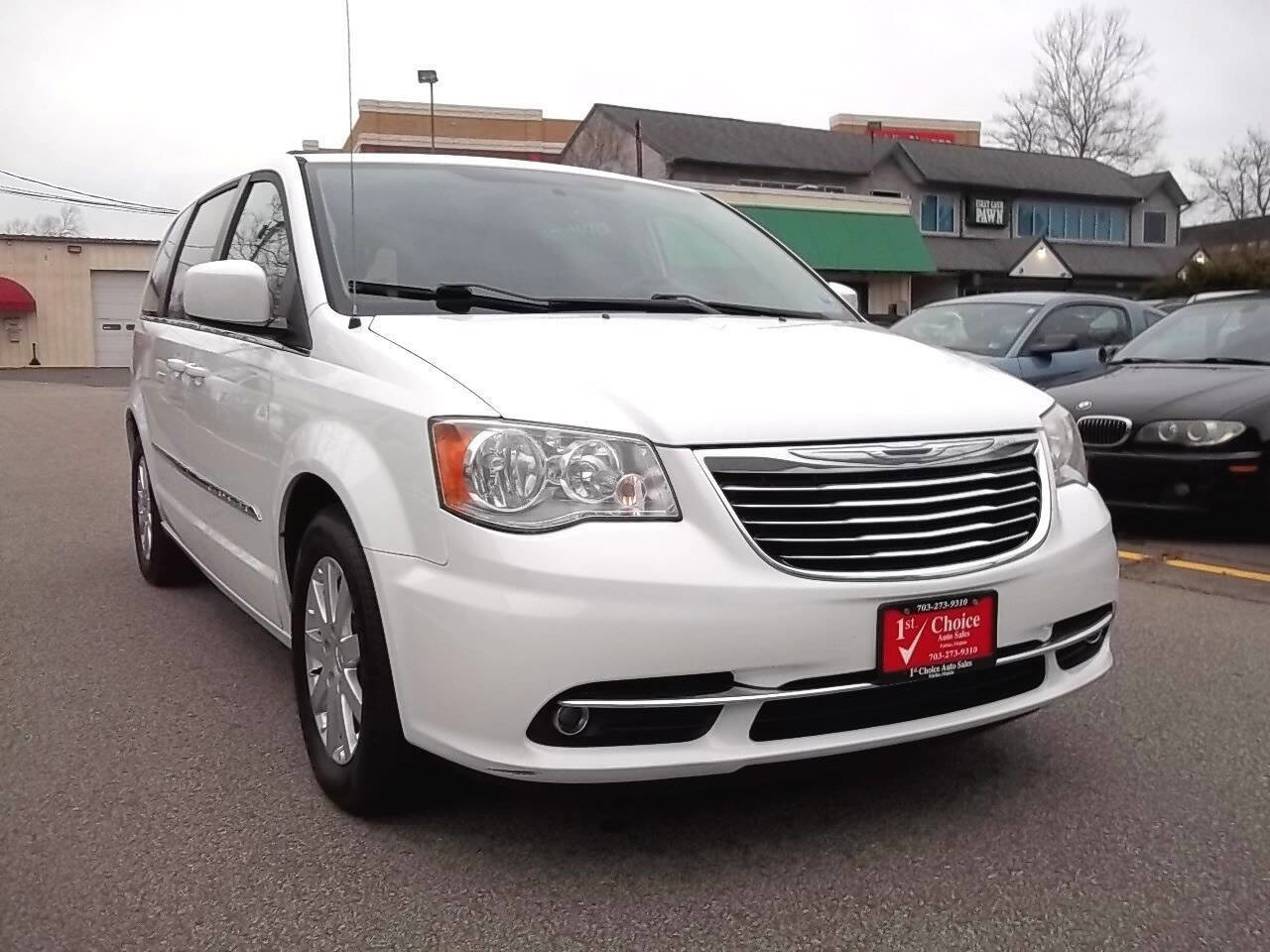 Used 2015 Chrysler Town & Country Touring FWD image 4