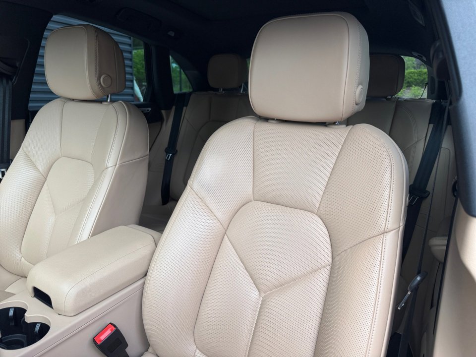 Certified 2024 Porsche Macan image 12