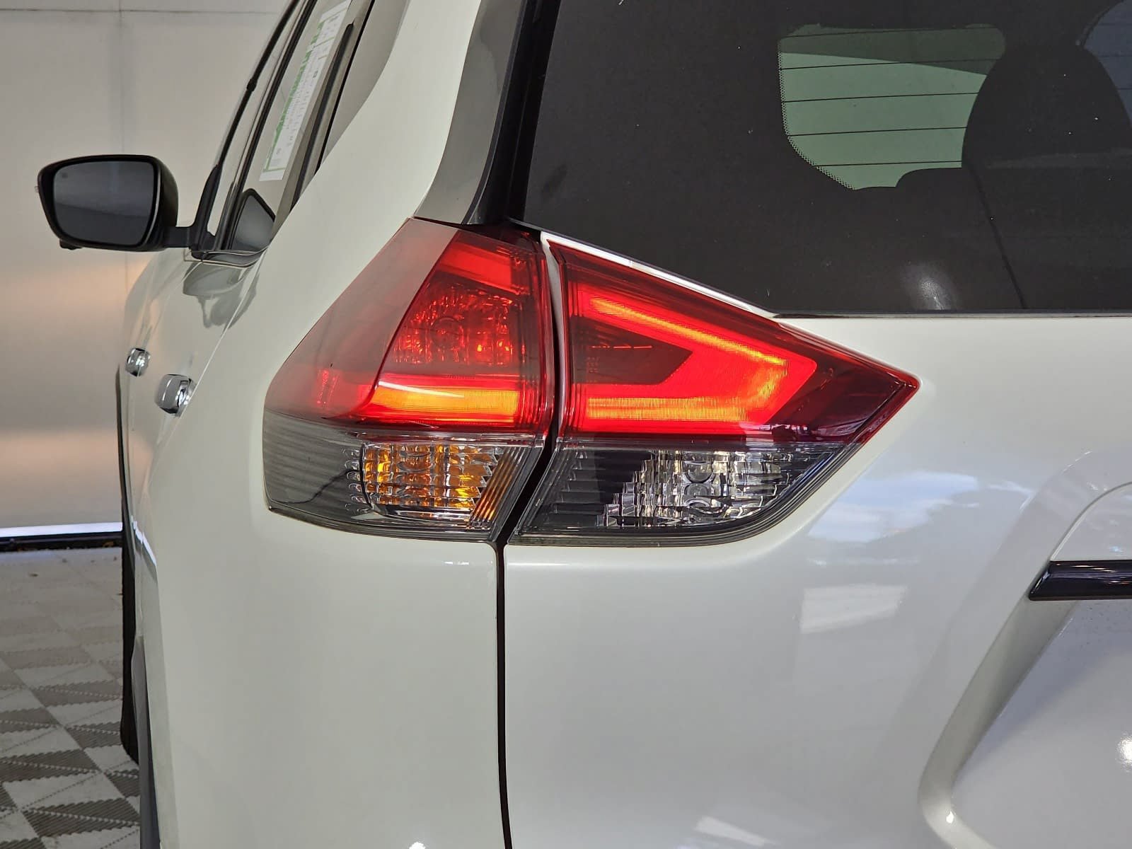 Used 2018 Nissan Rogue SV w/ Premium Package FWD image 28
