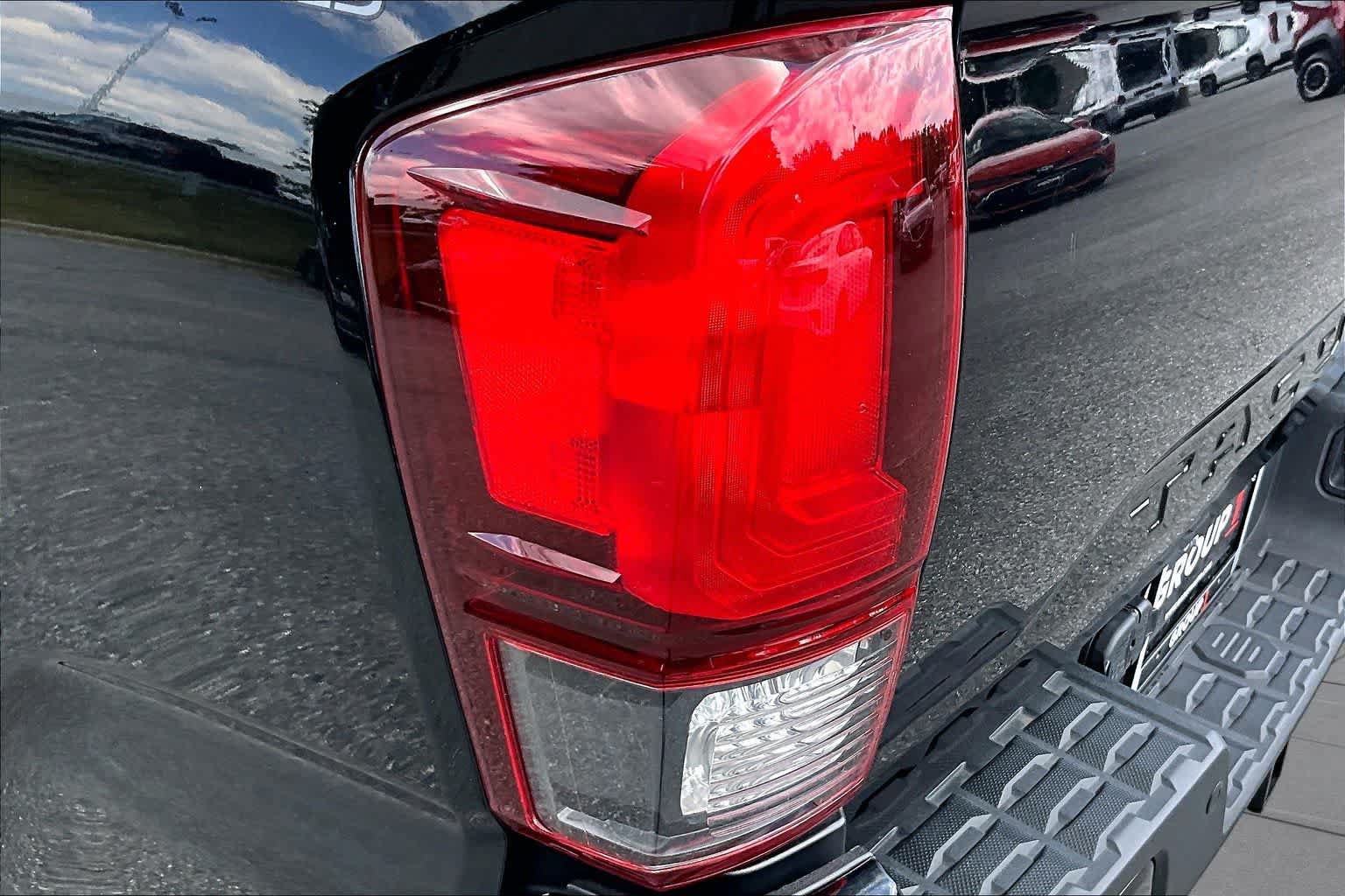 Used 2018 Toyota Tacoma TRD Off-Road w/ Technology Package AWD/4WD image 28