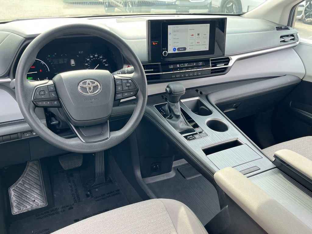 Used 2025 Toyota Sienna LE FWD image 25