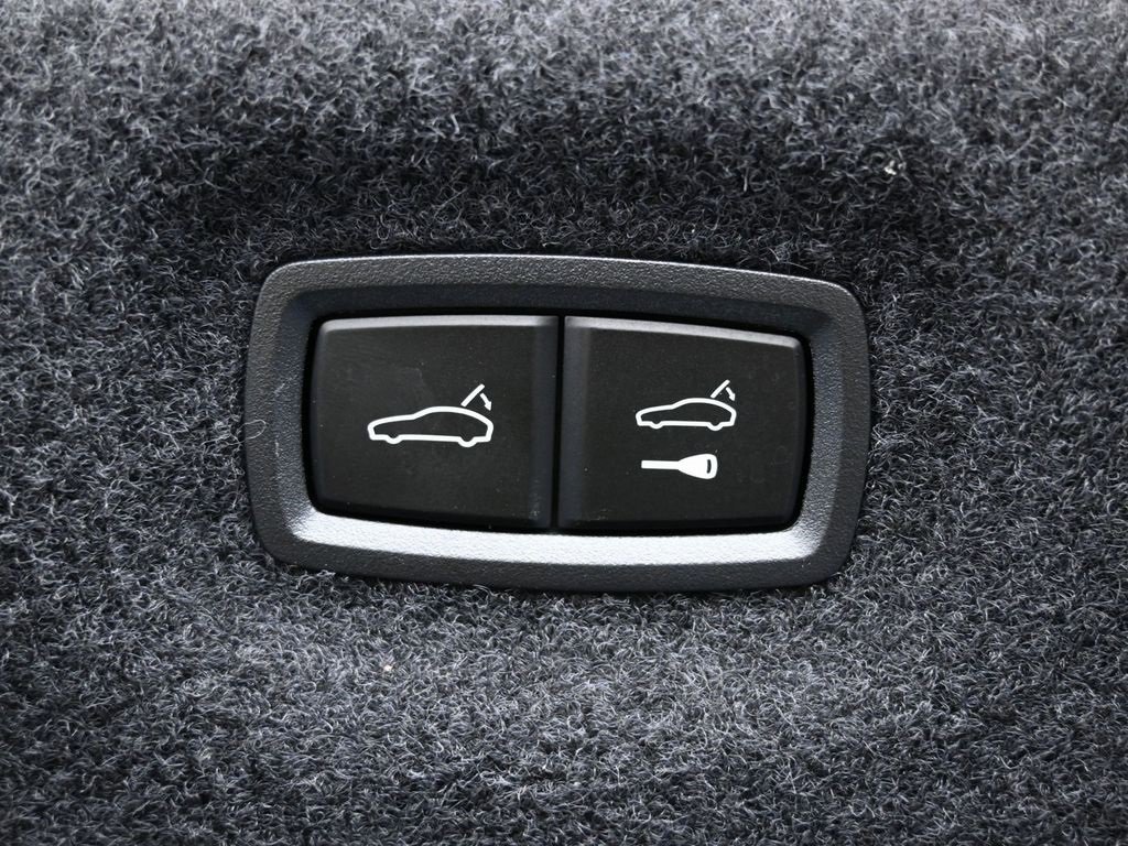 Used 2023 Porsche Taycan image 15