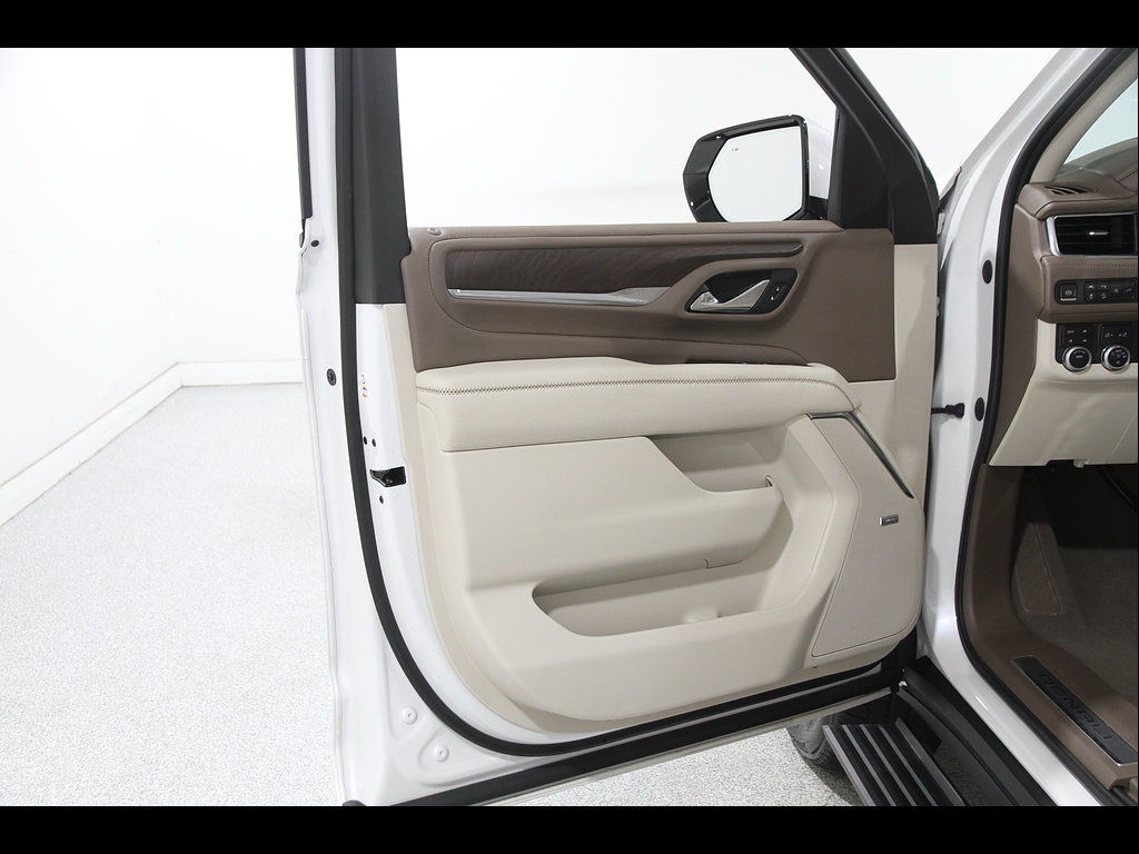 Used 2021 GMC Yukon Denali w/ Denali Premium Package AWD/4WD image 4