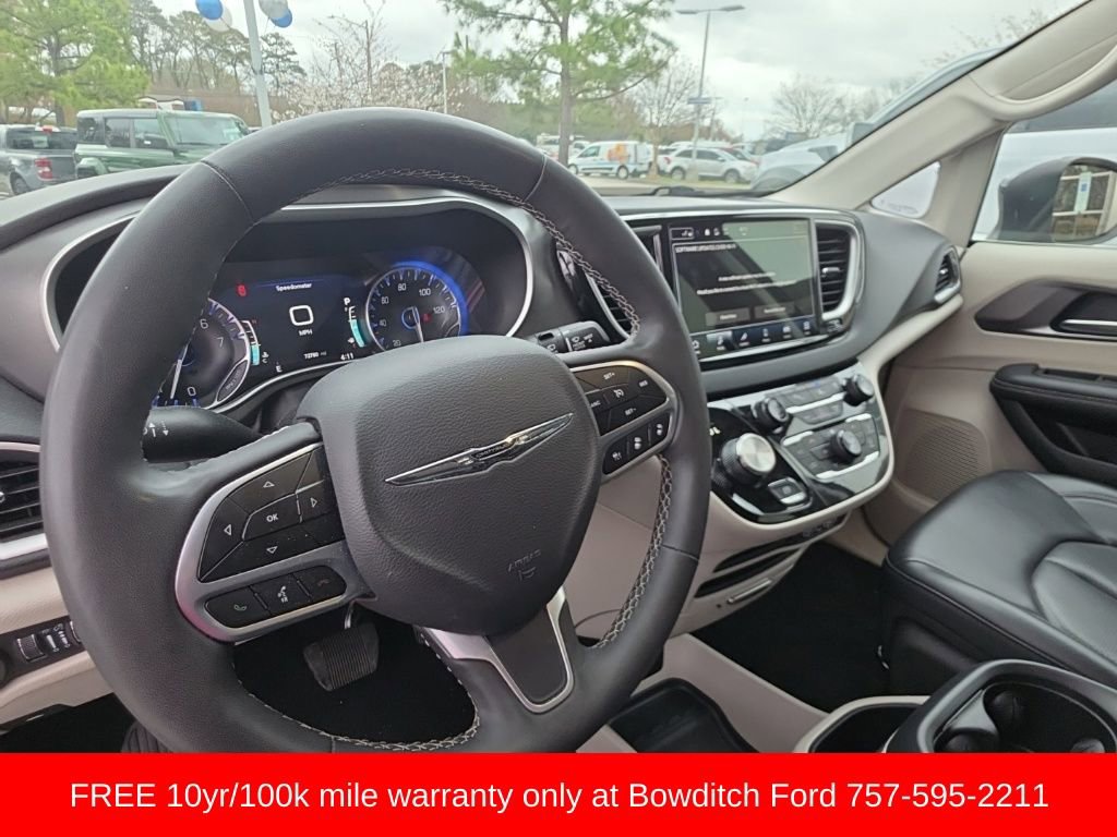 Used 2023 Chrysler Pacifica Touring-L image 14