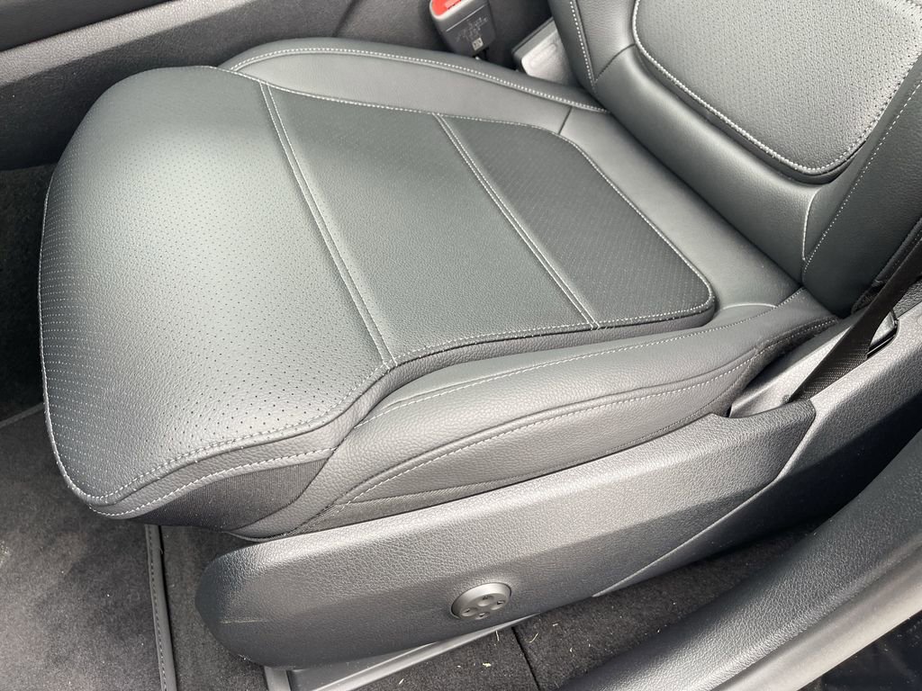 Used 2025 Mercedes-Benz GLC 300 4MATIC image 13
