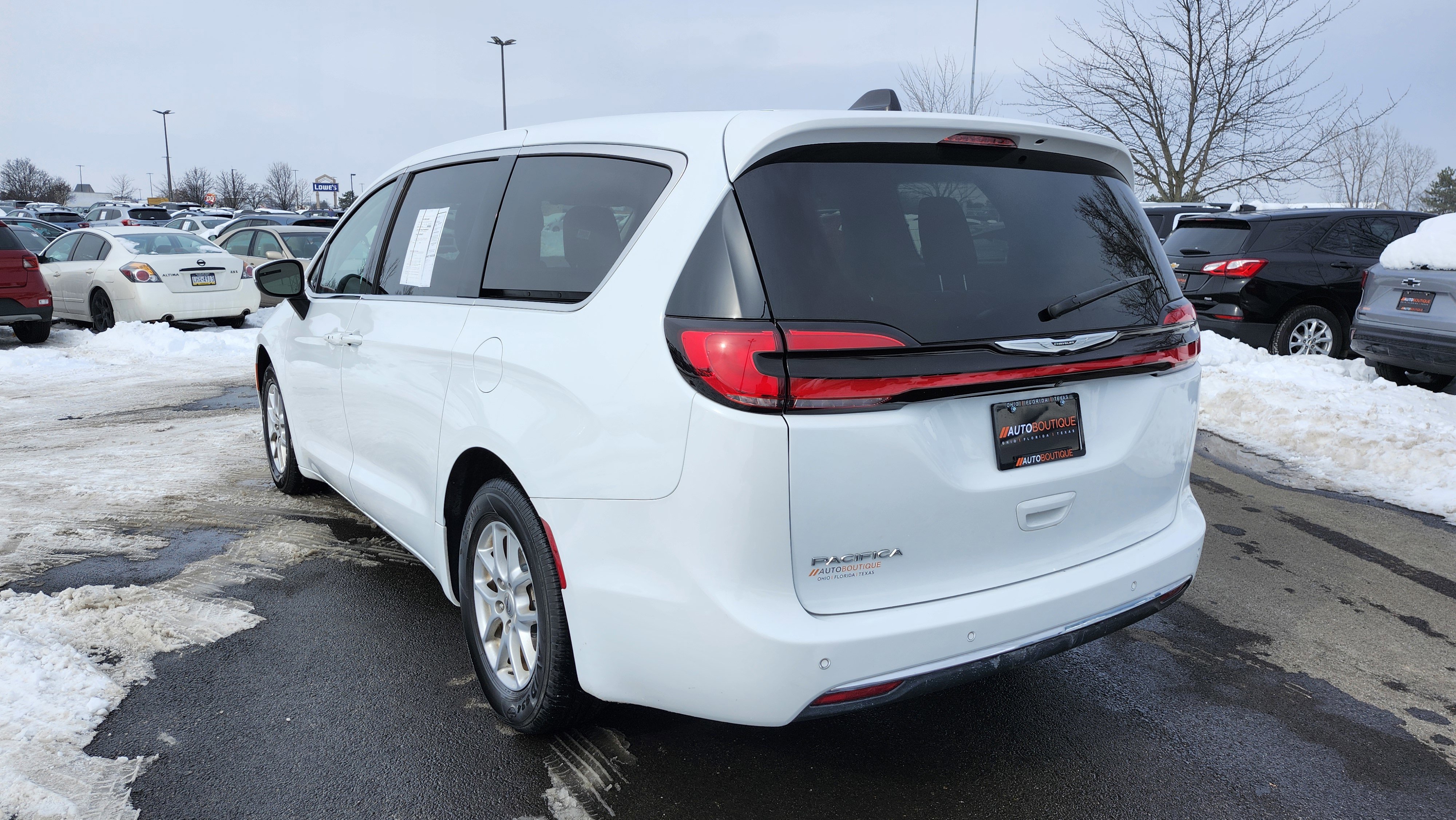 Used 2023 Chrysler Pacifica Touring-L image 13