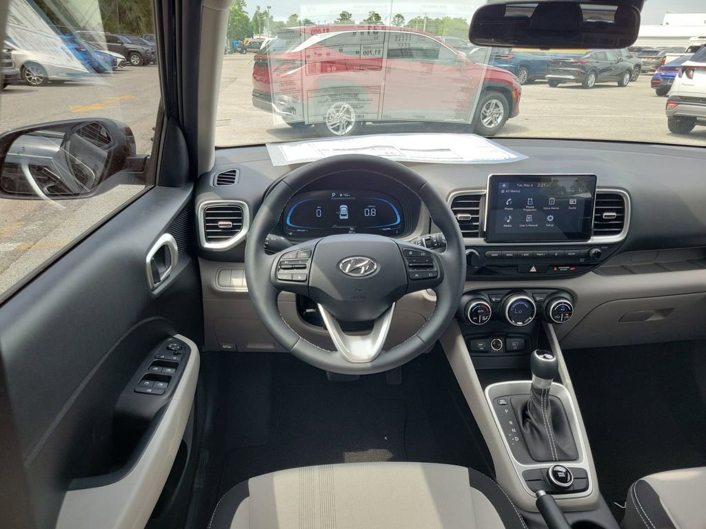 Certified 2025 Hyundai Venue SEL image 29