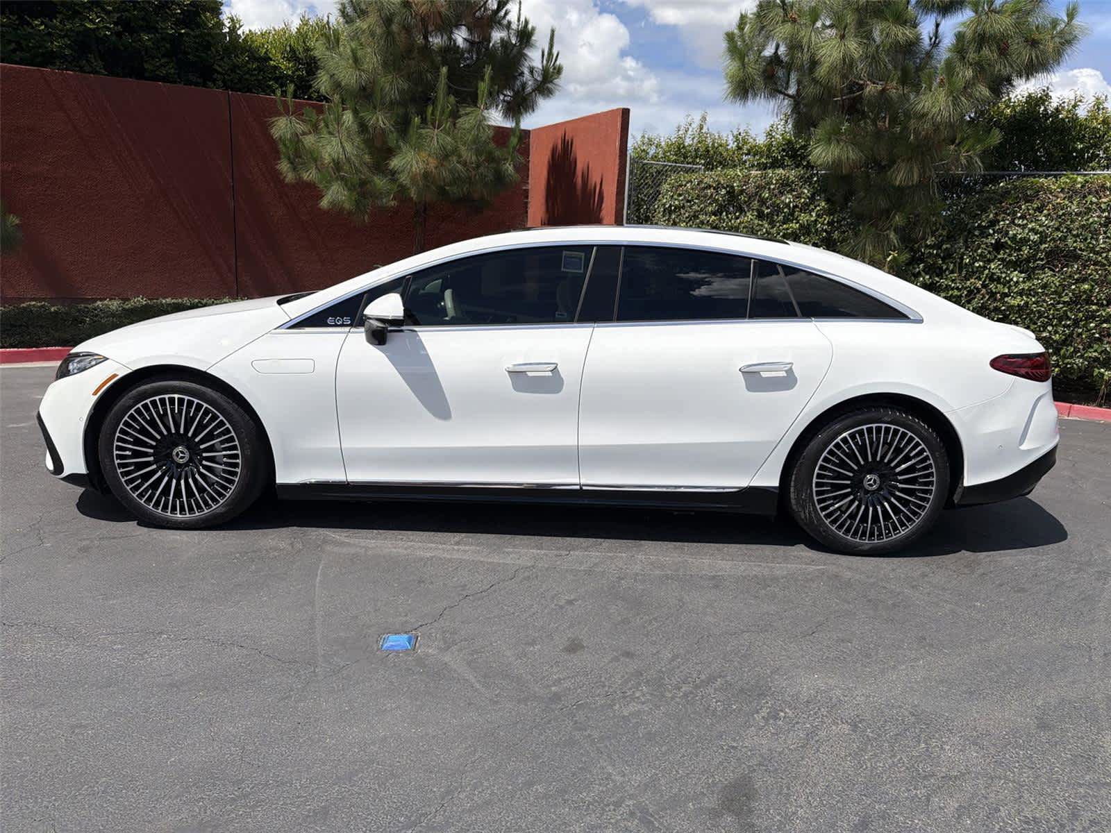 Used 2023 Mercedes-Benz EQS 580 4MATIC Sedan image 3