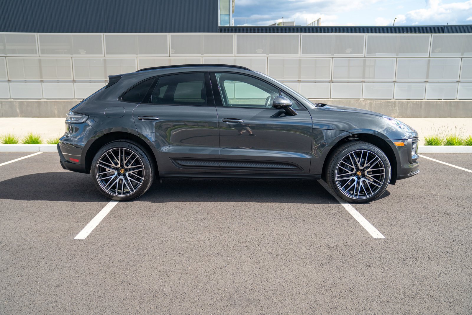Certified 2026 Porsche Macan AWD/4WD image 8
