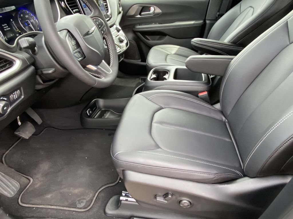 New 2026 Chrysler Pacifica Select FWD image 14