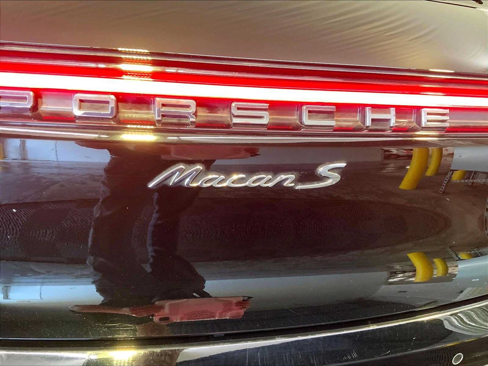 Certified 2022 Porsche Macan S AWD/4WD image 35