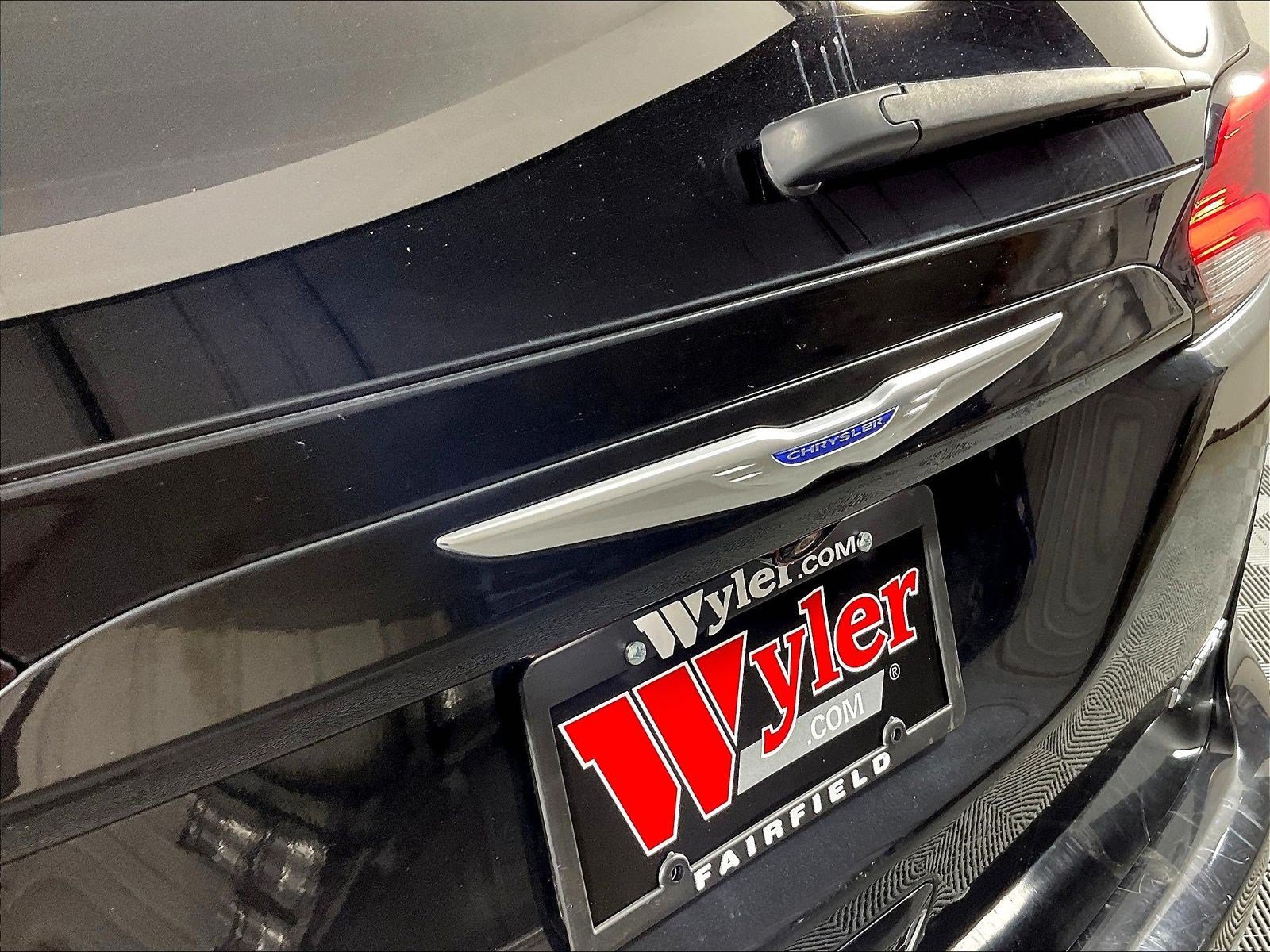 Used 2018 Chrysler Pacifica Limited FWD image 24