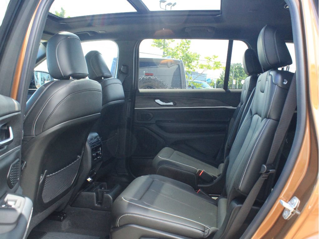 New 2026 Jeep Grand Cherokee L Limited w/ Limited Altitude Package AWD/4WD image 34