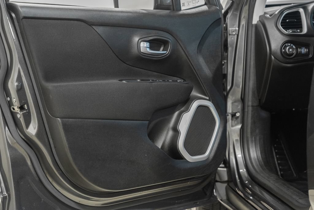 Certified 2018 Jeep Renegade Latitude AWD/4WD image 34
