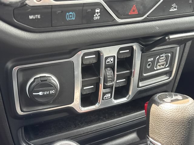 Used 2024 Jeep Wrangler Unlimited Sahara AWD/4WD image 32