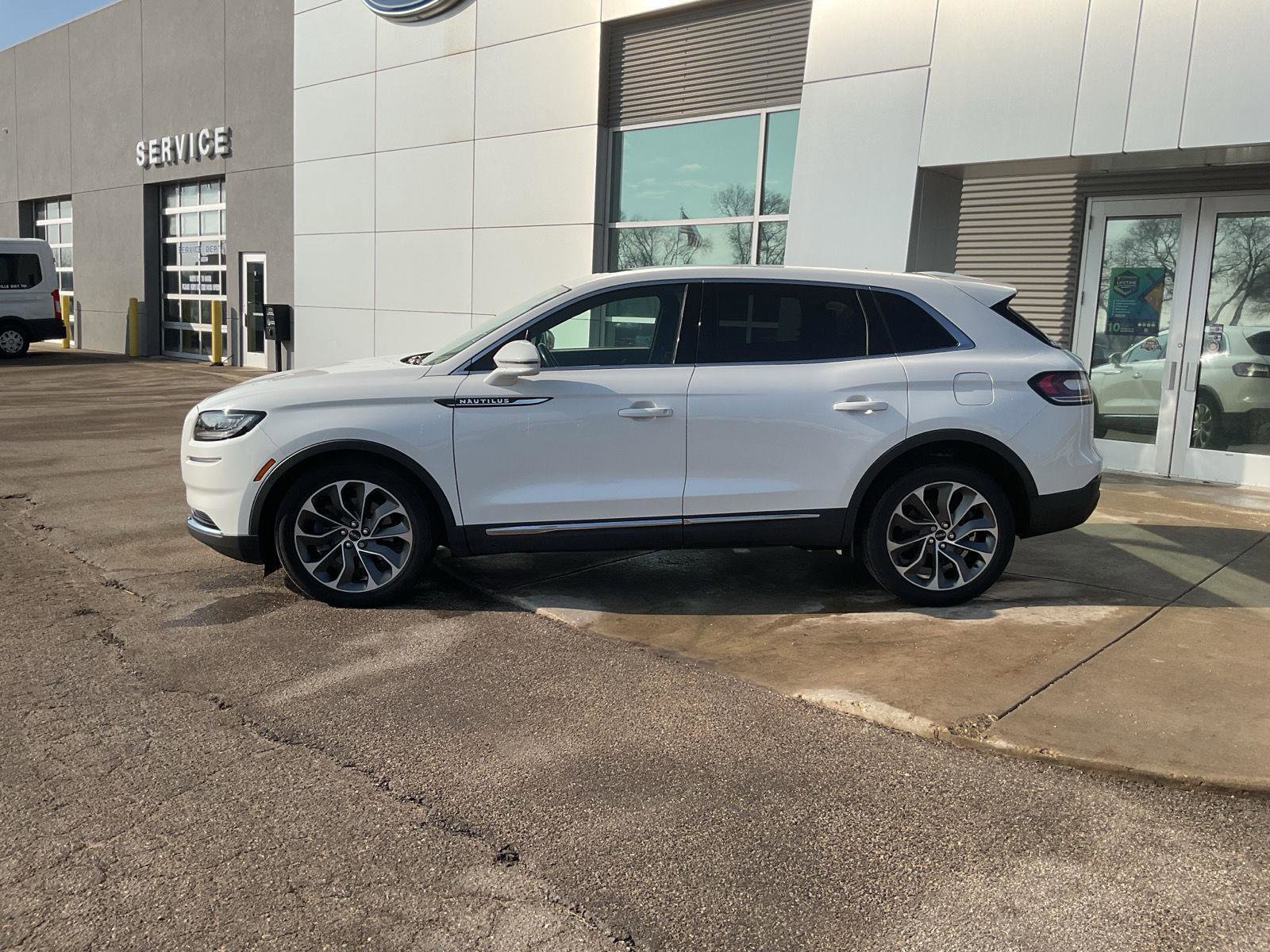 Used 2023 Lincoln Nautilus Reserve image 2