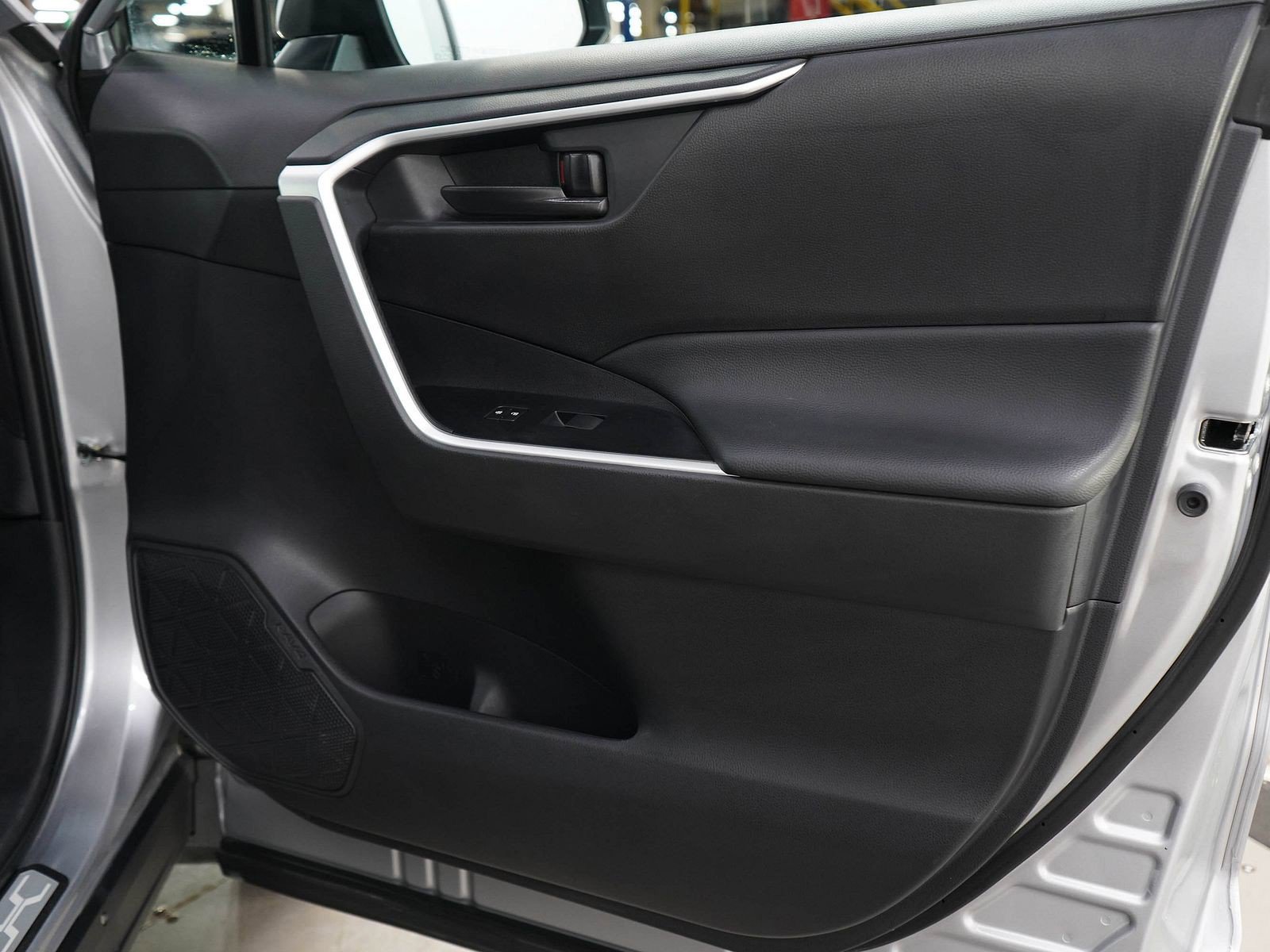 Used 2025 Toyota RAV4 LE AWD/4WD image 9