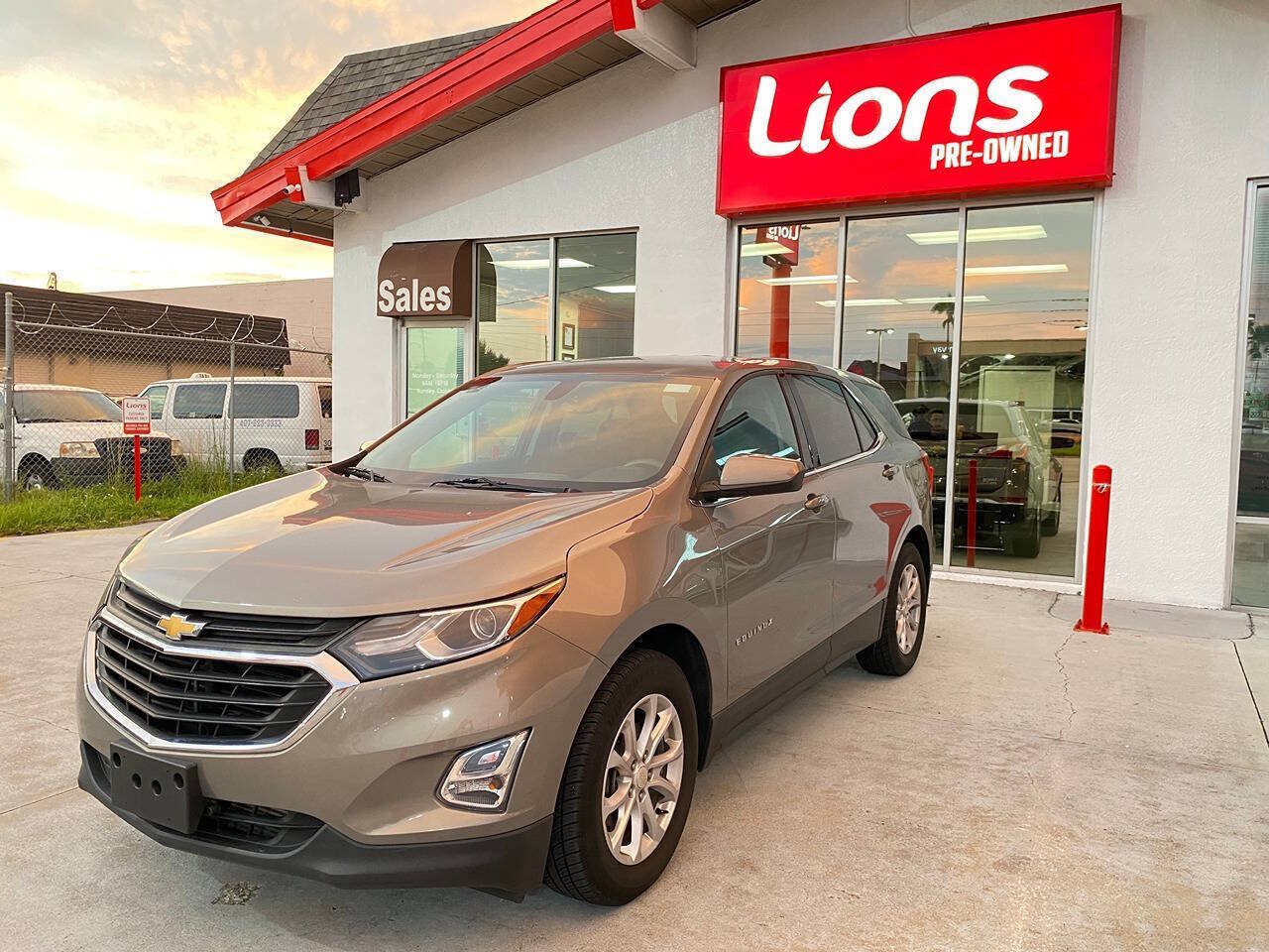 Used 2018 Chevrolet Equinox LT FWD image 2