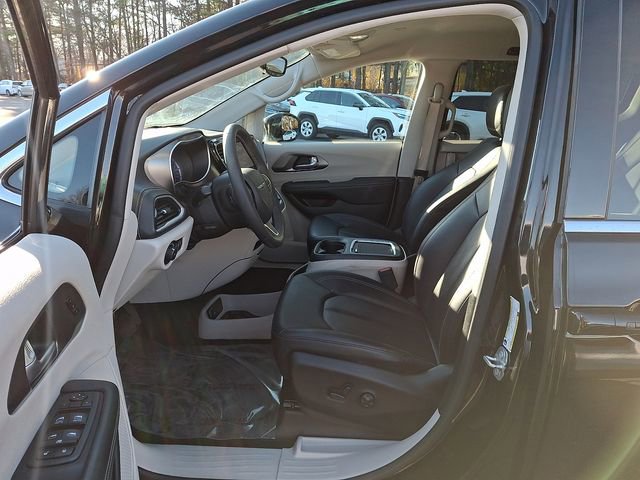 Used 2024 Chrysler Pacifica Select FWD image 17