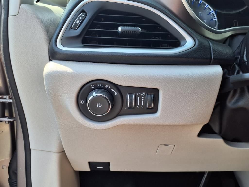 Used 2017 Chrysler Pacifica Touring-L image 20