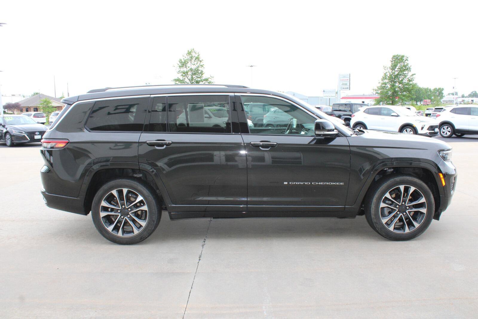 Used 2023 Jeep Grand Cherokee L Overland w/ Advanced Protech Group III AWD/4WD image 6