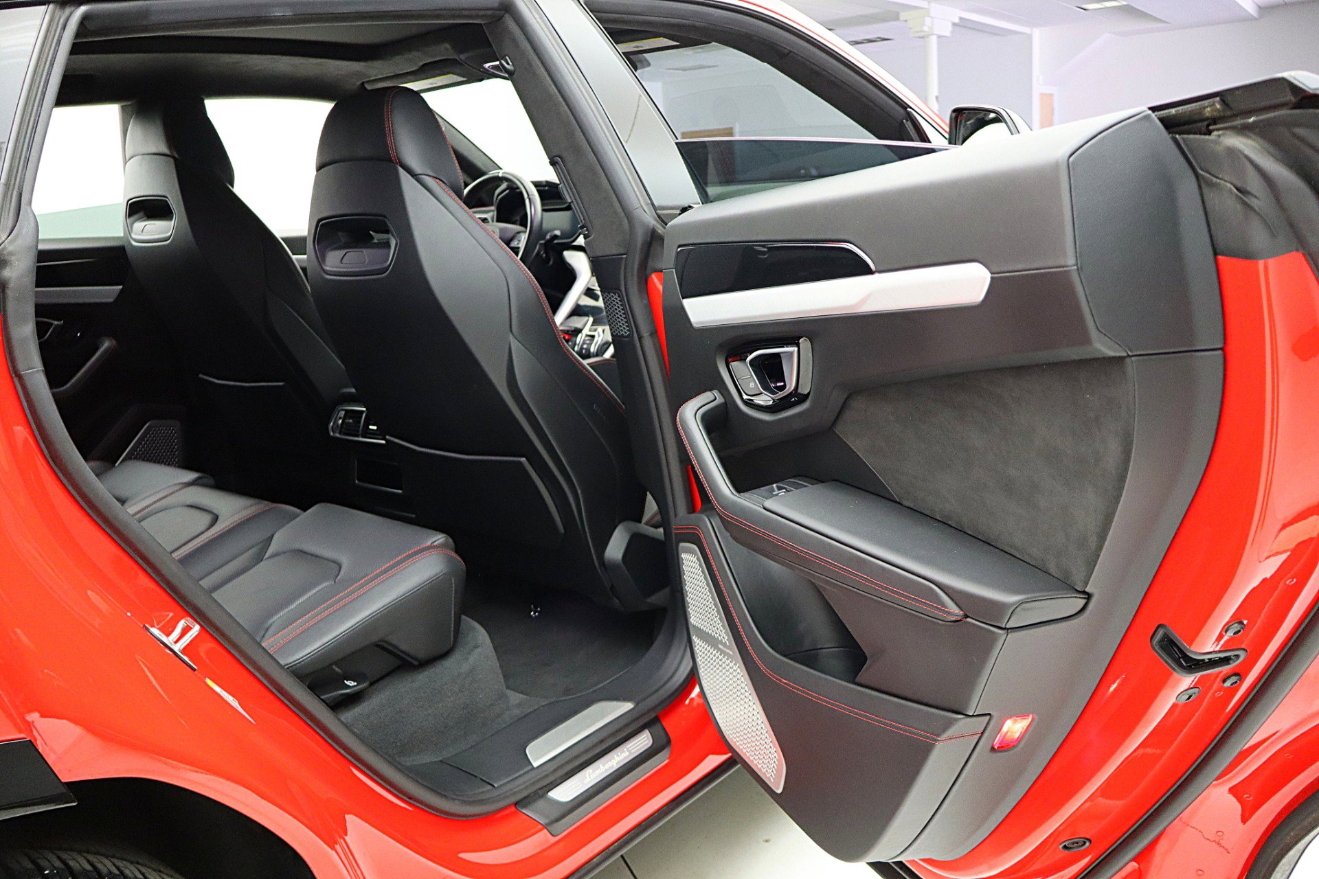 Used 2020 Lamborghini Urus AWD/4WD image 39
