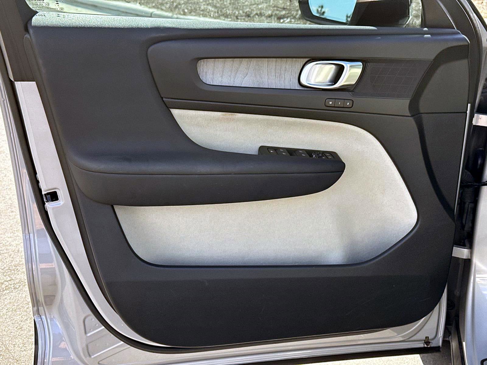 Certified 2023 Volvo XC40 B5 Plus image 17